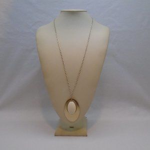 ANTHROPOLOGIE WHITE OVAL GOLD PENDANT LONG STATEMENT NECKLACE NWOT YQ